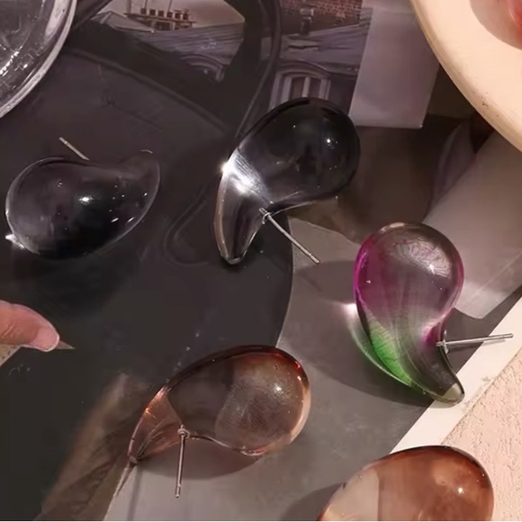 ◾️Transparent Black Resin Waterdrop Earrings - Picture 12 of 15